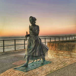 mary anning sculpture in lyme regis mary anning sculpture in lyme regis